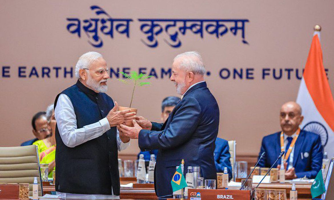 O presidente Luiz Inácio Lula da Silva recebeu, neste domingo (10), a presidência do G20, durante o encerramento da 18ª Cúpula de Chefes de Governo e Estado do grupo