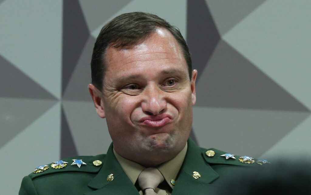 O caso das joias sauditas recebidas como presente por Bolsonaro chama atenção, com tenente-coronel Mauro Cid como figura central