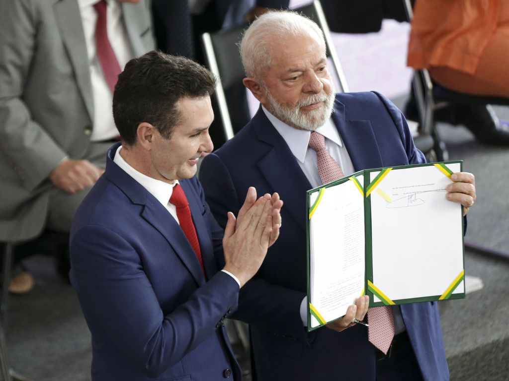 O ministro das Cidades, Jader Filho, e o presidente Luiz Inácio Lula da Silva durante cerimônia de assinatura do projeto de lei que cria o novo programa Minha Casa, Minha Vida