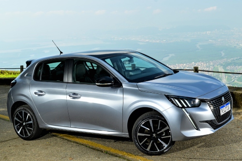 O 208 finalmente adota o motor T200 da Stellantis, com até 130 cavalos e 20,5 kgfm de torque, associado ao câmbio tipo CVT com 7 marchas simuladas