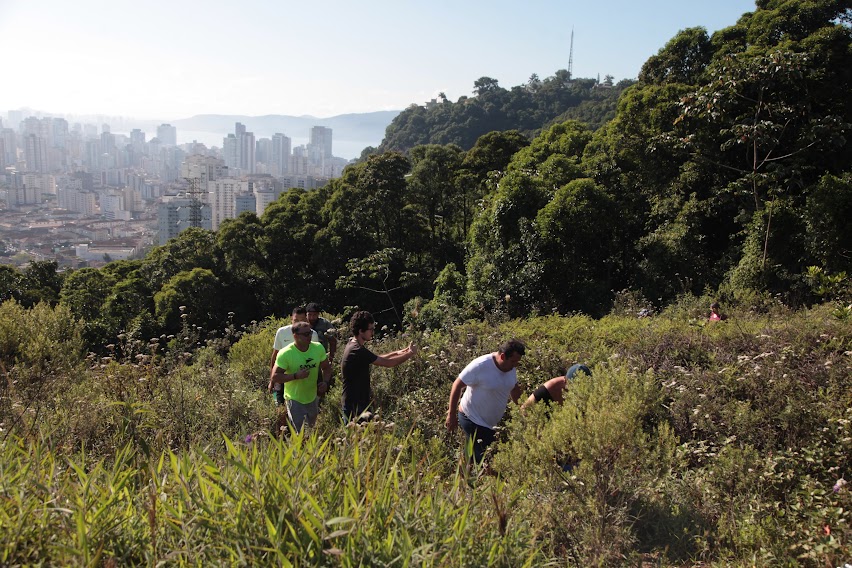 A ideia é ter profissionais qualificados, que estejam aptos a planejar, desenvolver e conduzir grupos em atividades de aventura na natureza que Santos oferece