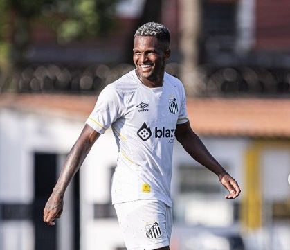 O atacante Renyer é um dos atletas com contrato perto do final que deve sair