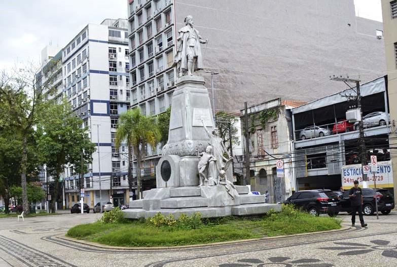 Monumento em homenagem a Braz Cubas