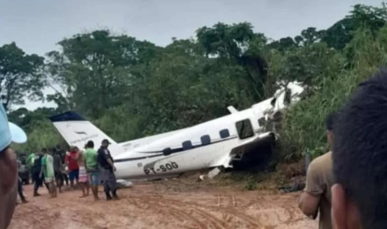 As informações iniciais mostram que a aeronave teria pousado no meio da pista, ficando sem pista suficiente