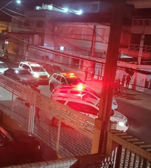 Os bombeiros encontraram a mulher enquanto combatiam um incêndio no imóvel, localizado na Rua Aureliano Coutinho