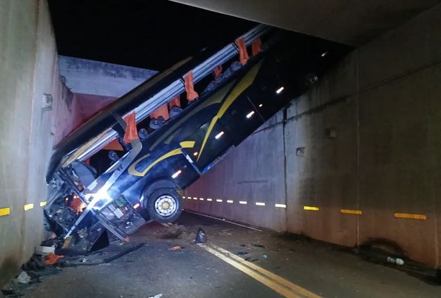 O acidente aconteceu por volta das 3h, quando o ônibus transitava no sentido Campinas a Jaguariúna