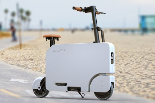 A e-scooter tem 74 centímetros de comprimento, 53,5 centímetros de largura e apenas 9,4 centímetros de largura, quando dobrada