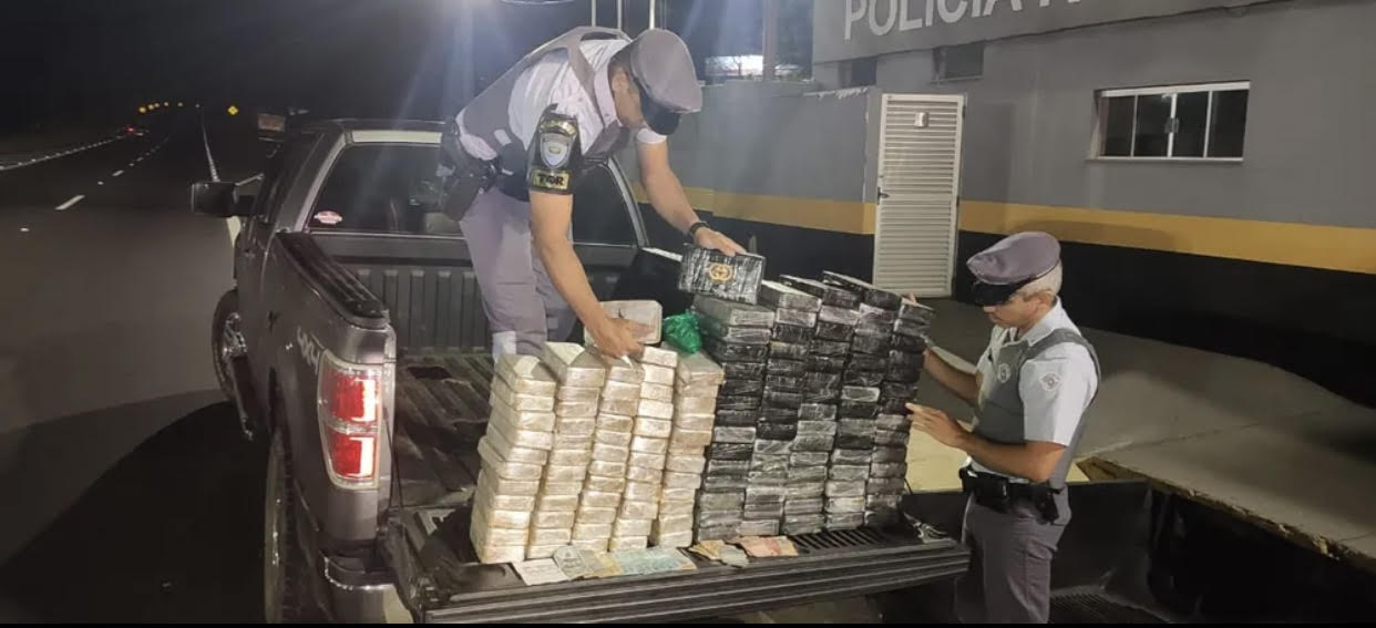 Nas duas ocorrências, foram apreendidos no total 228,4 quilos e 31,5 quilos de pasta base de cocaína