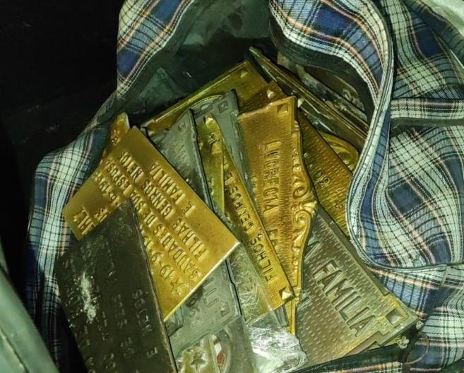 Placas de bronze recuperadas pelos agentes da GCM de Santos