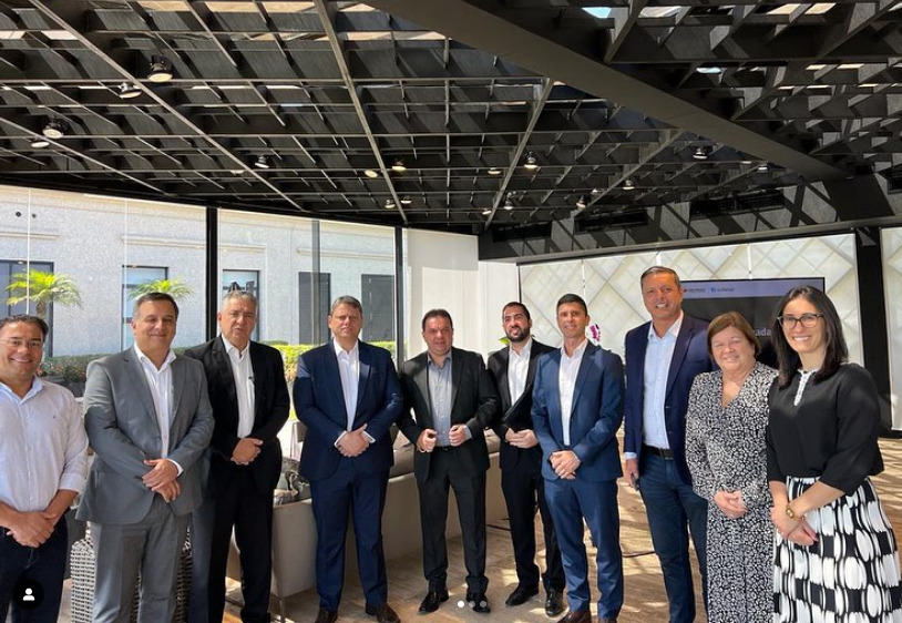 O prefeito de Santos, Rogério Santos, ao lado do governador Tarcísio de Freitas, em São Paulo