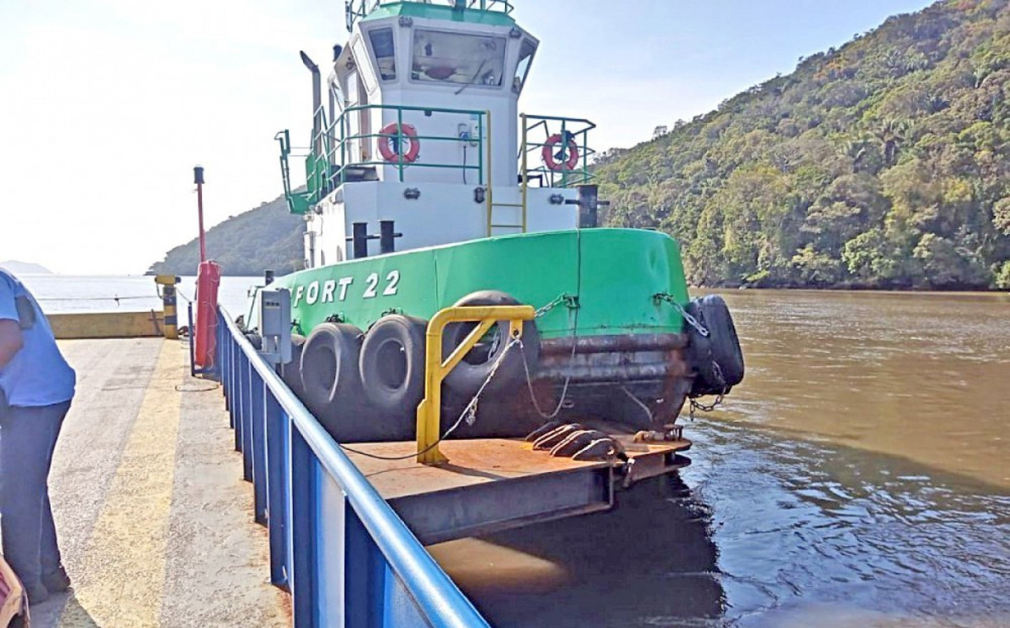 As três balsas de Bertioga continuam sendo rebocadas