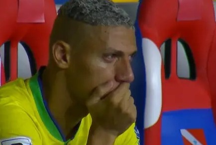 No jogo contra a Bolívia, na semana passada, Richarlison foi visto chorando no banco de reservas após ser substituído por Fernando Diniz.