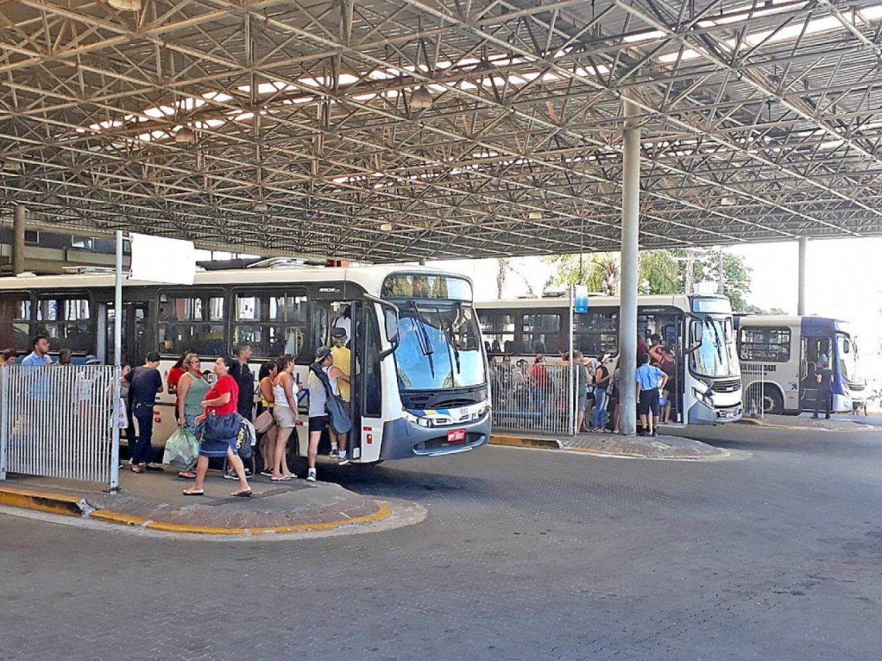 Os ônibus de Guarujá vivem lotados em horários de pico de estudantes, causando desconforto