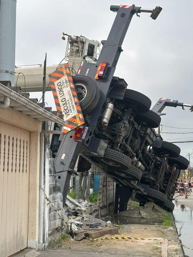 Guindaste despenca em Guarujá