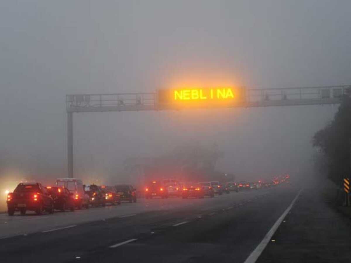 O tempo está encoberto nas estradas, com neblina no topo de serra e visibilidade parcial