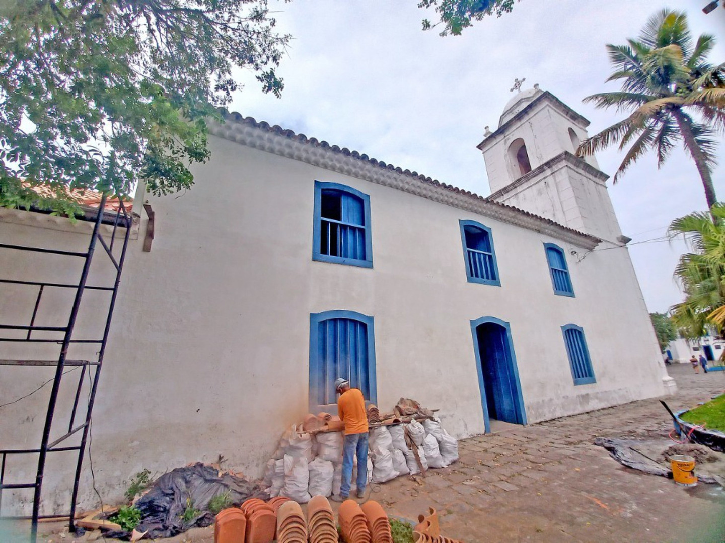 Equipe está realizando a substituição das telhas na Igreja Matriz, no centro histórico de Itanhaém
