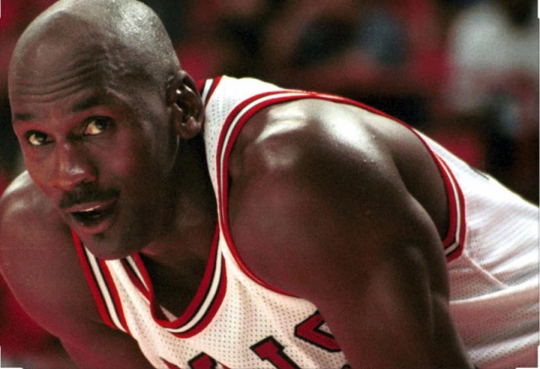 Michael Jordan é o primeiro atleta profissional de qualquer esporte a entrar no seleto grupo