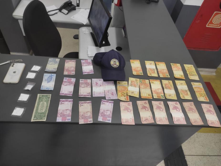 Agentes da GCM realizavam patrulhamento preventivo quando se depararam com três pessoas na Praça Primeiro de Maio; uma delas fazia uso de entorpecentes