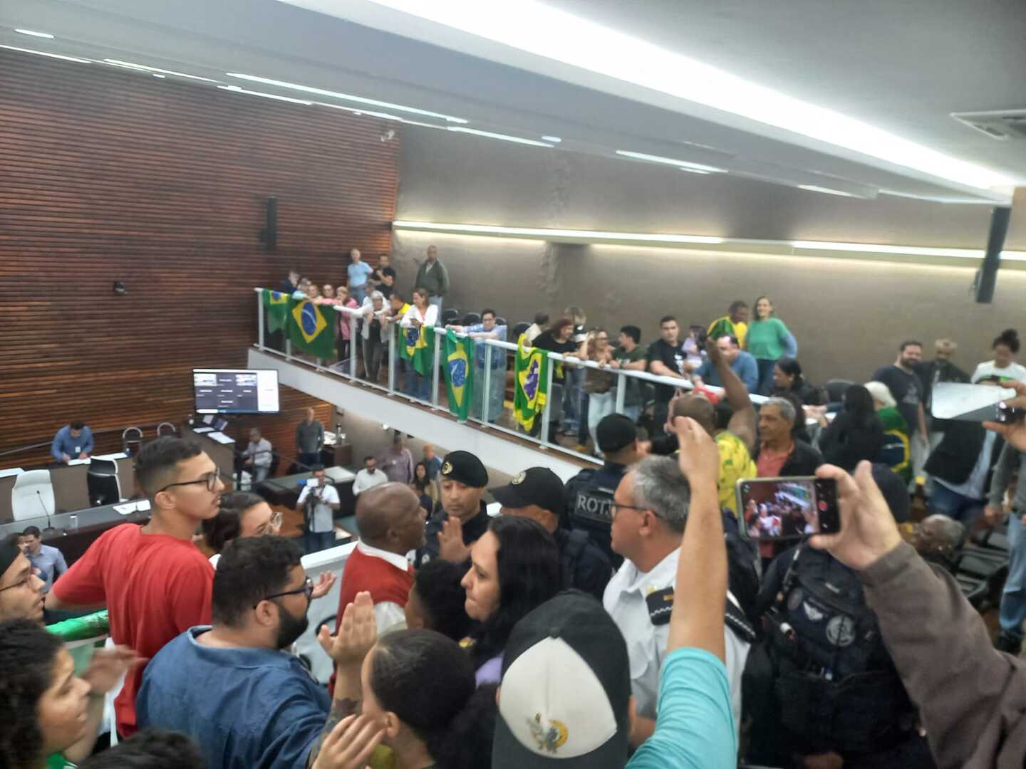 Câmara de Santos presenciou confusão após discussão de projeto de Bolsonaro