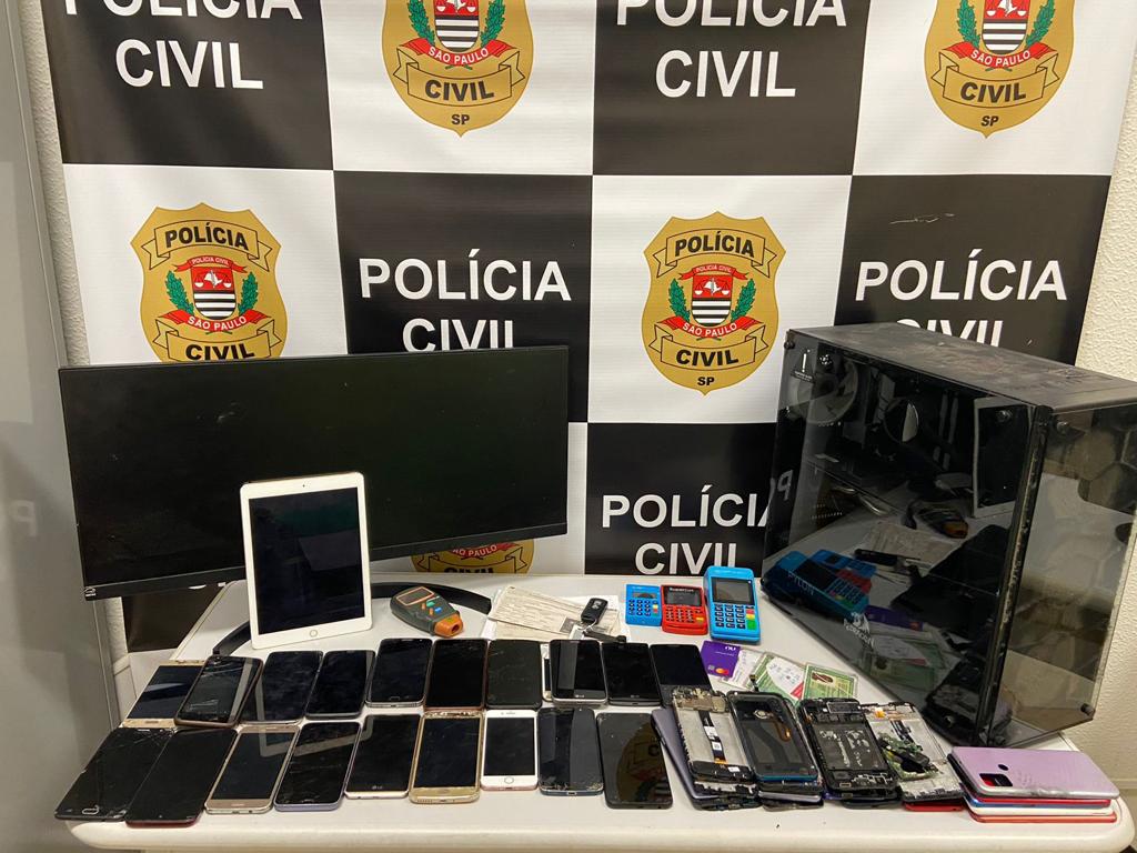 No local, os policiais civis recuperaram 47 celulares, notebooks, botas automotivas, jaquetas de motociclistas, máquinas de cartão de crédito e documentos pessoais
