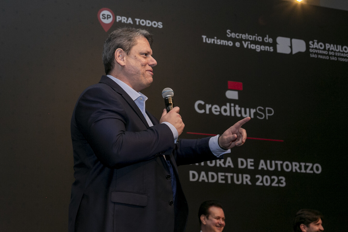 O governador Tarcísio de Freitas em lançamento do CrediturSP e assinatura de autorizo DADETUR 2023