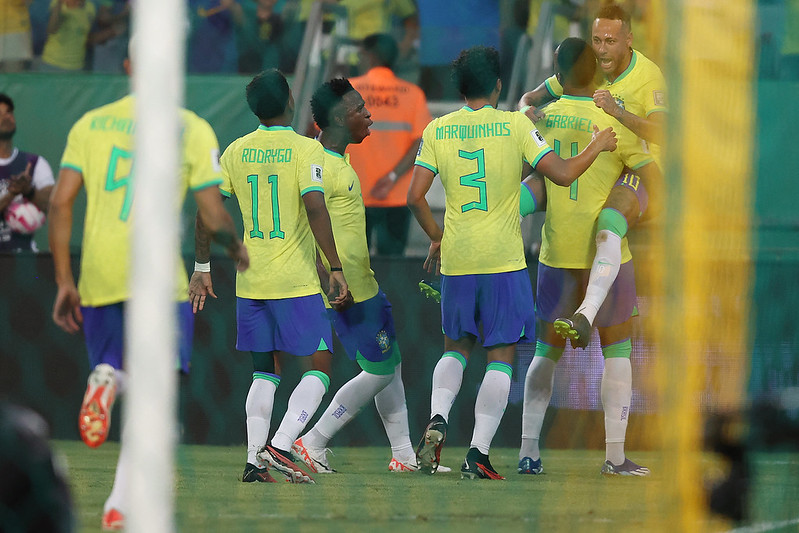 O Brasil de Diniz passou sufoco mais uma vez nas Eliminatórias; gol do Brasil foi de Gabriel Magalhães
