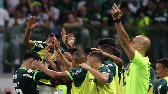 Ainda na primeira etapa, o Palmeiras resolveu o clássico com gols de Breno Lopes, duas vezes, e Piquerez, de pênalti