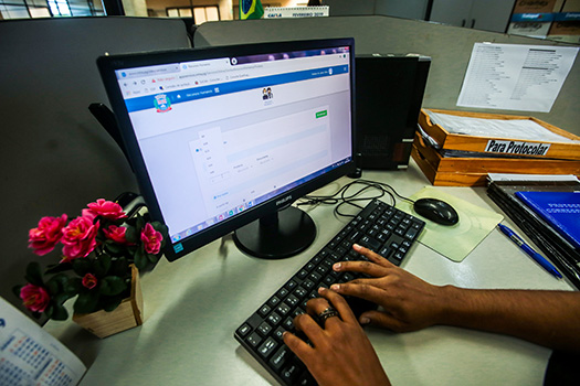 Para se inscrever é necessário estar cursando o segundo semestre do curso em uma das instituições conveniadas com a prefeitura