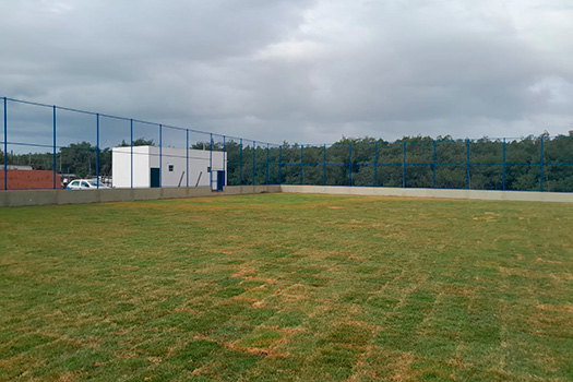 Localizado ao lado do conjunto habitacional Praia de Caieiras, no Bairro Tupiry, o "Campo do Caieiras" conta com nova estrutura