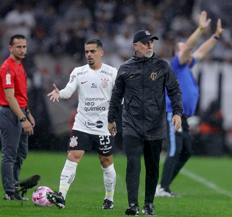 O Corinthians deve buscar laterais de diferentes características para 2024