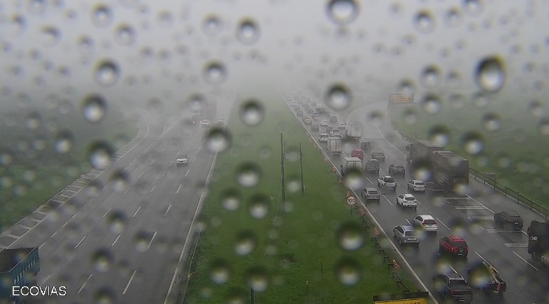 Devido ao tempo encoberto com chuva, neblina densa e baixa visibilidade, a alça da Anchieta no km 40 norte com acesso a Interligação Planalto sentido Imigrantes está bloqueada