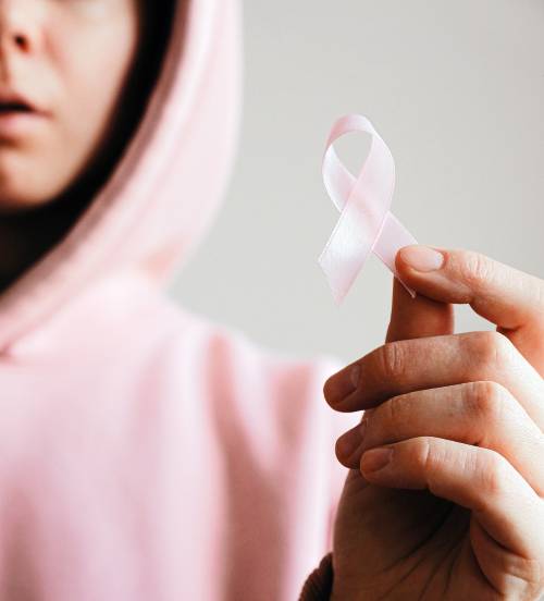 Inicialmente, o câncer de mama é silencioso e assintomático. Com o avanço da doença, alguns sintomas passam a aparecer