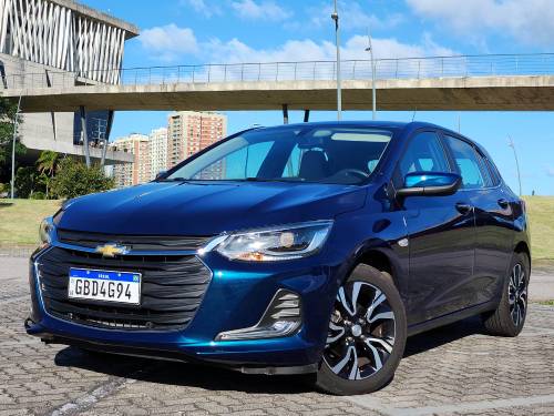 A versão "top" do hatch compacto da Chevrolet tem preço sugerido inicial de R$ 114.590 na cor Azul Seeker testada, custa R$ 116.240