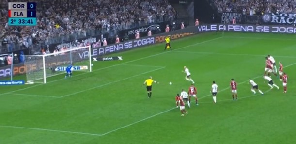 De pênalti, Fábio Santos empatou o jogo para o Corinthians