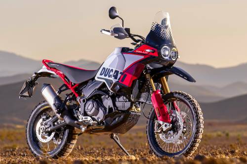 A DesertX Rally está equipada com o bicilíndrico Ducati Testastretta 11 graus de 937 cc com distribuição desmodrômica, também presente na Monster 937 e na Multistrada V2