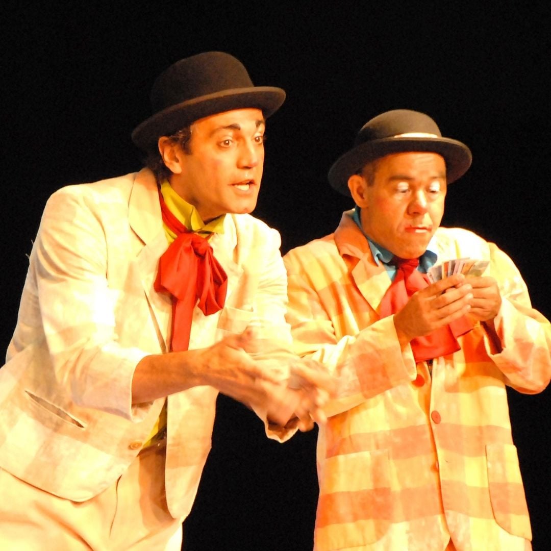 A companhia teatral mantém a característica circense, e ao mesmo tempo recria novas formas de narrativas, além de desenvolver a linguagem de palhaços há mais de duas décadas