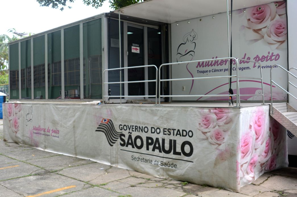 Outubro Rosa é uma campanha de conscientização que tem como objetivo principal alertar as mulheres e a sociedade sobre a importância da prevenção e do diagnóstico precoce do câncer de mama e câncer de colo do útero