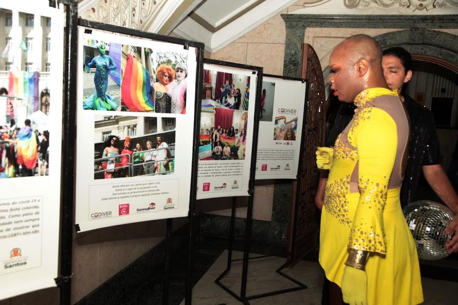 Cerca de 20 painéis mostram as principais ações e a evolução da representatividade do movimento LGBT+ na Cidade