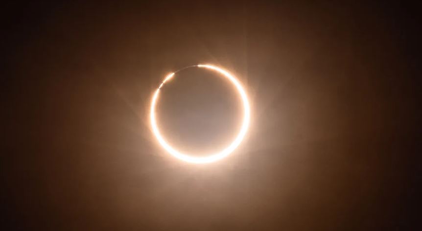 Um eclipse solar anular, ou seja, quando a Lua cobre o Sol, criando um