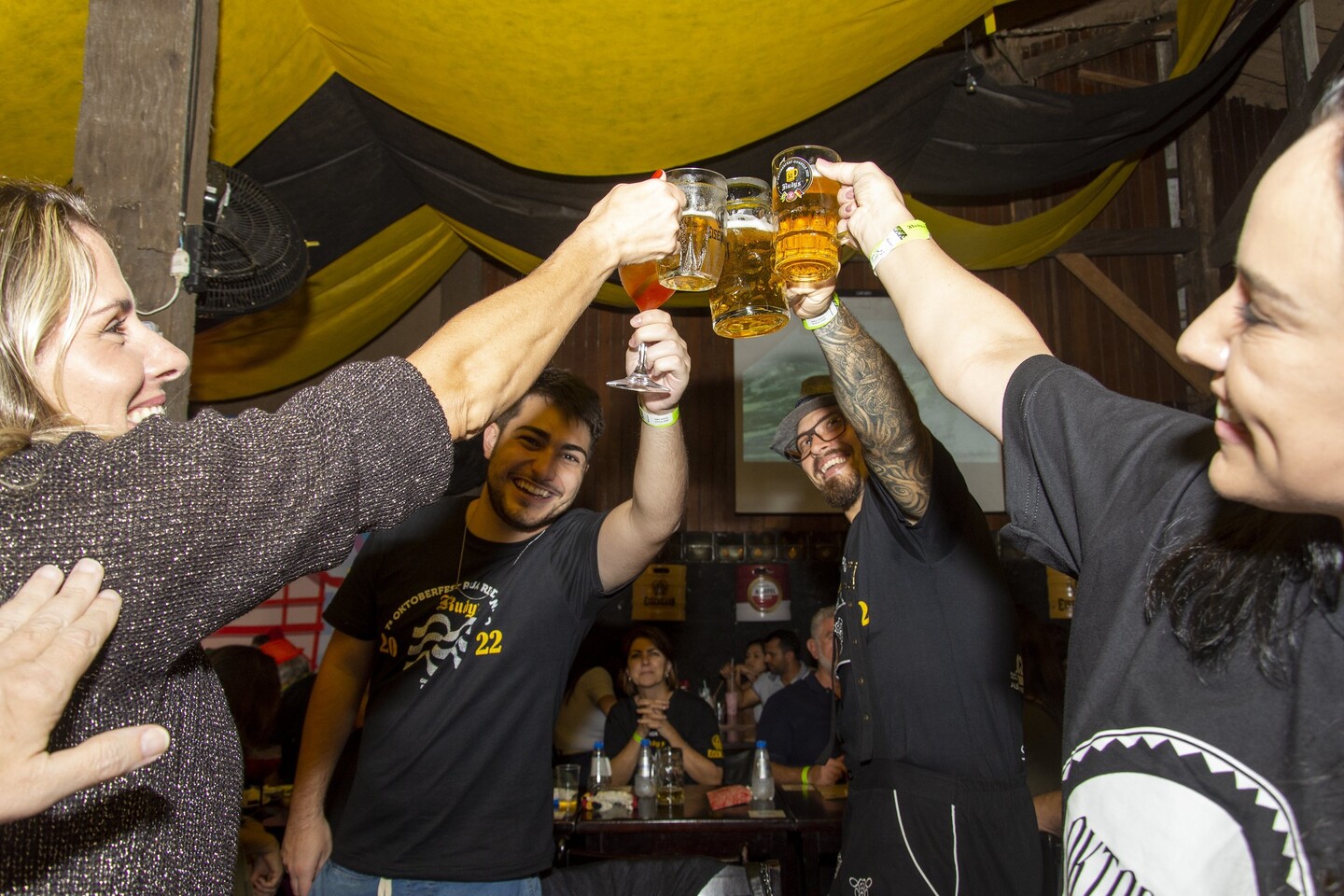 Os participantes terão direito a um kit contendo um eco copo exclusivo, uma camiseta personalizada, além de open chopp (das 19 às 23 horas) e participar de diversos sorteios de brindes