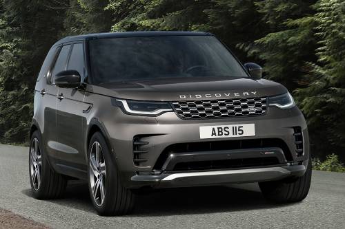 As duas versões do Discovery 2024 contam com o sistema MHEV, que combina um propulsor a diesel de 300 cavalos de potência com um alternador com funções de motor elétrico