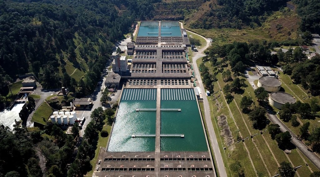 Durante o mês de novembro, será iniciada a fase de alinhamento com as prefeituras que aderiram ao projeto, com apresentação de cases de sucesso de parcerias e concessões já em andamento no Estado