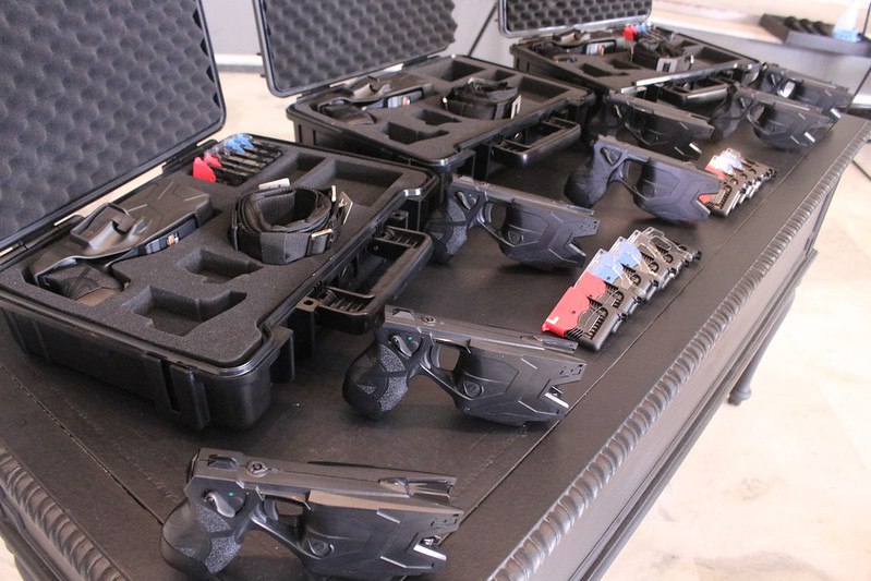 Na última sexta-feira (27), foram entregues 2,5 mil armas, do modelo Taser, a comandantes de unidades policiais de todo o estado de São Paulo