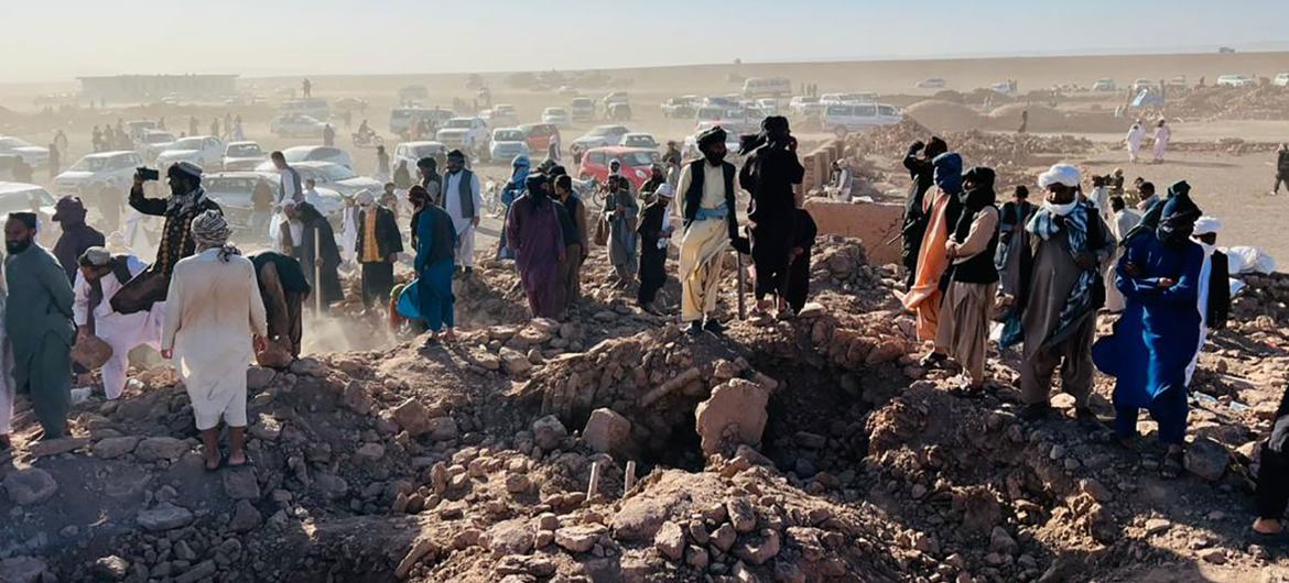 Ocorrido às 8h06 do horário local (0h36 em Brasília), o sismo de magnitude 6,3 é o terceiro a afetar a região em dez dias, o primeiro, em 7 de outubro, deixou mais de 2.000 mortos.