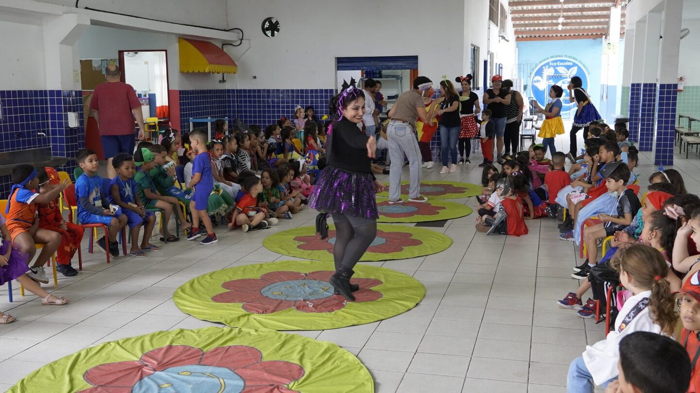 Responsável por uma turma de 23 crianças da Educação Infantil, com idade entre 4 e 5 anos, foi no início deste ano letivo que a professora resolveu intensificar a exploração do meio ambiente