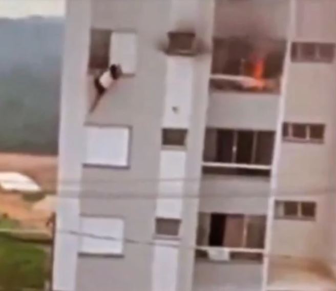 Segundo a Polícia Militar (PM), a menina mora com os avós no apartamento e em meio a uma discussão, ela ateou fogo no sofá.