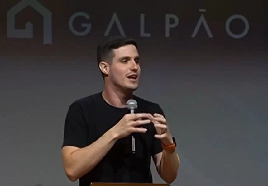 Bonato é fundador do movimento Galpão, com sede em Alphaville. Ele possui 149 mil seguidores em uma rede social.