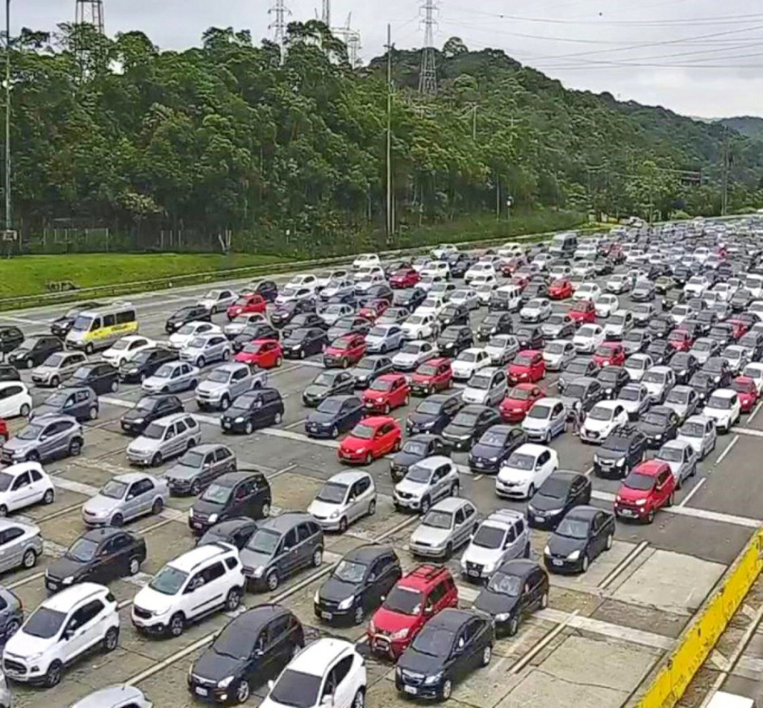 No sentido capital, o tráfego congestionado é do km 52 ao km 49