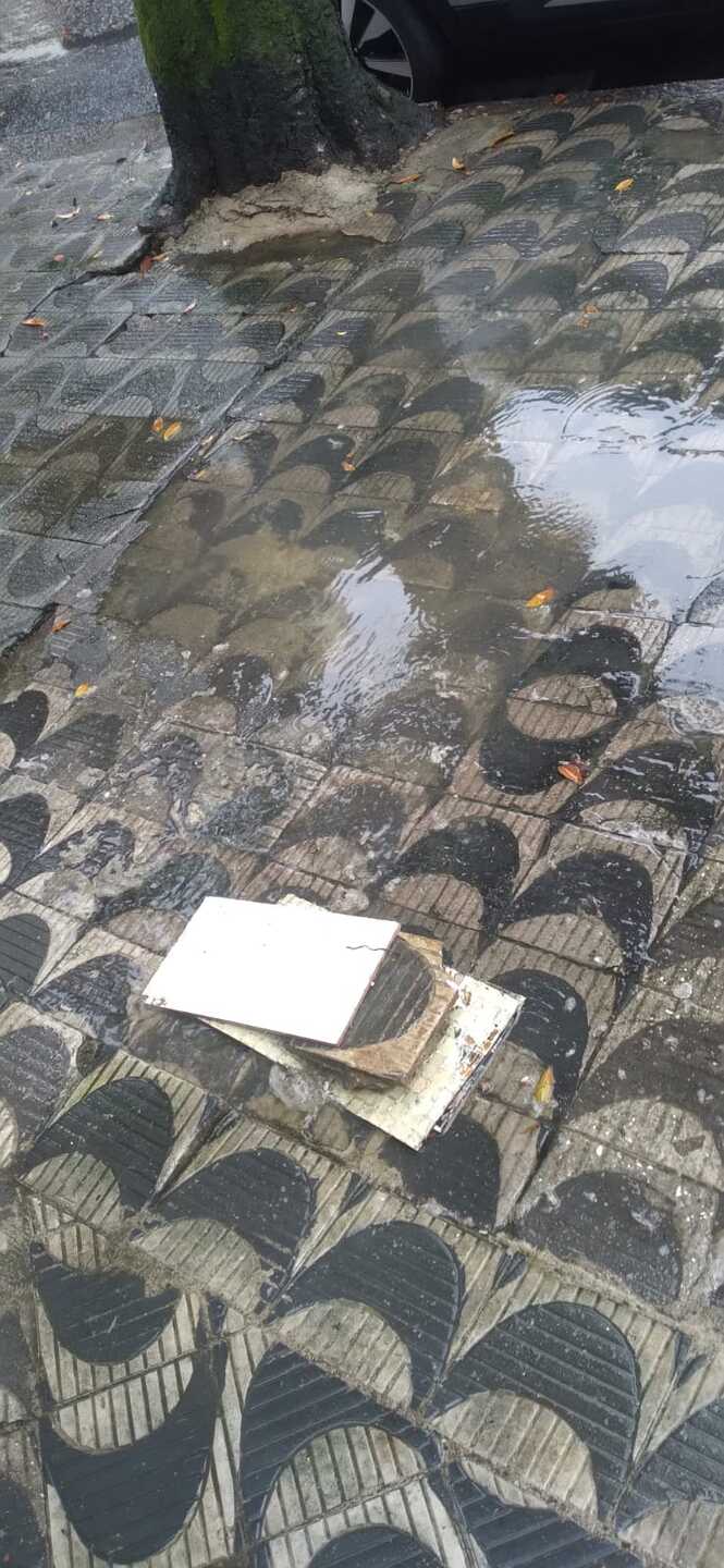 Segundo uma moradora, a Sabesp foi chamada e técnicos da companhia foram até o local na última terça-feira (10), mas não resolveram o problema