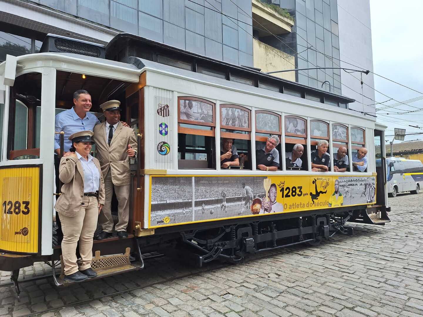 O novo bonde Rei Pelé saiu em direção a Praça Barão do Rio Branco, no Centro de Santos